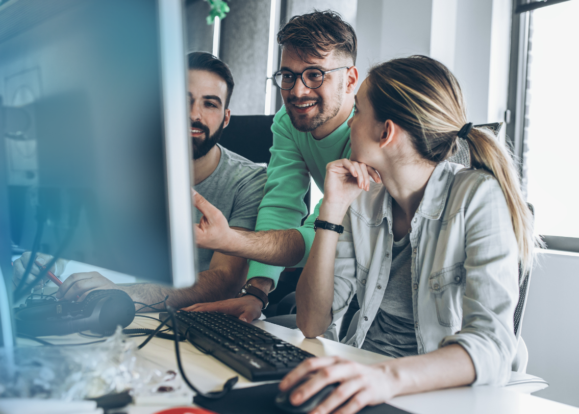 Junges Team arbeitet zusammen am PC - Karriere bei D&G-Software