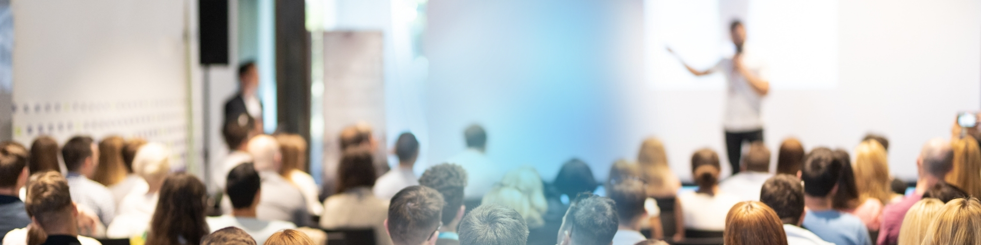 Gut besuchter Konferenzraum – Branchenevents und Fachvorträge mit D&G-Software.