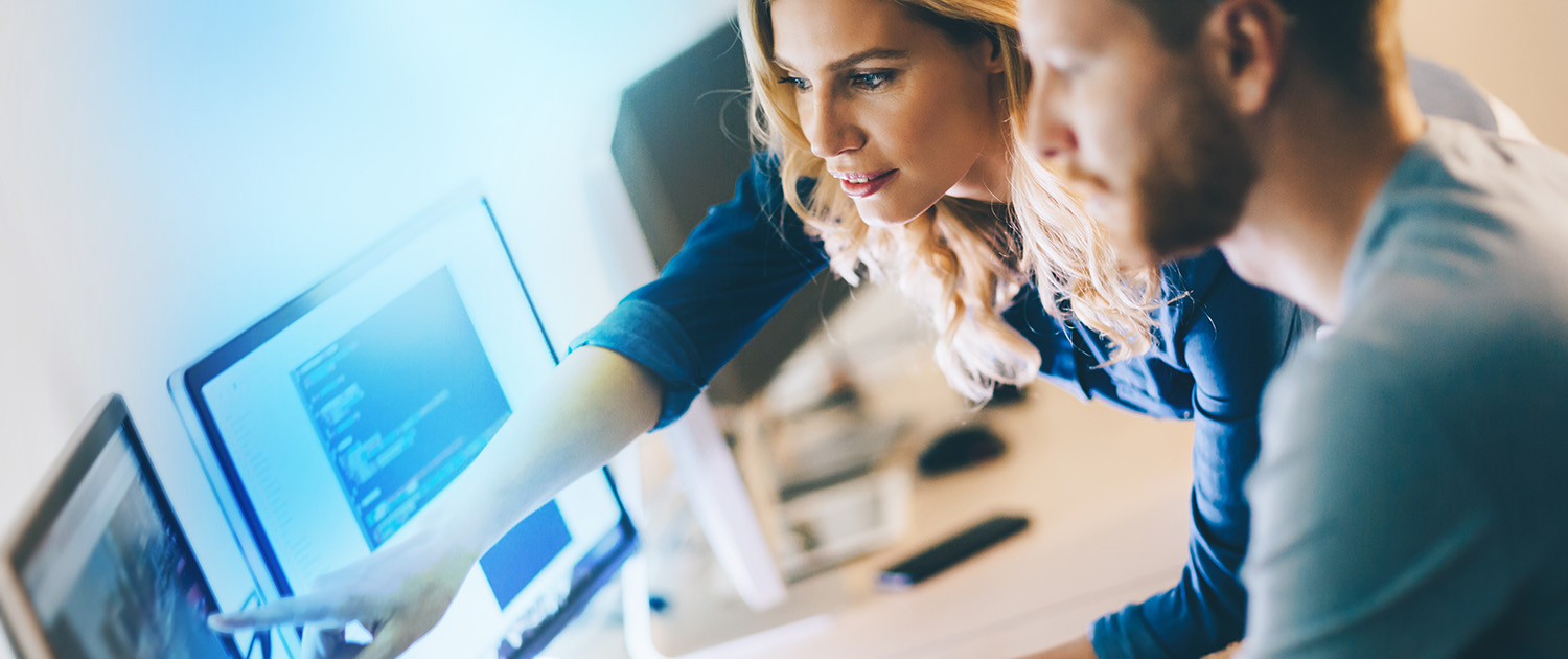 Mann an Computer Frau zeit auf Bildschirm