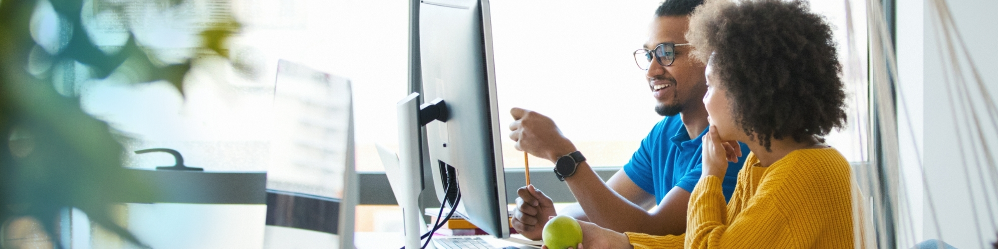 Fr&ouml;hliches Team am Computer - Karrierechancen und Zusammenarbeit bei D&G-Software.