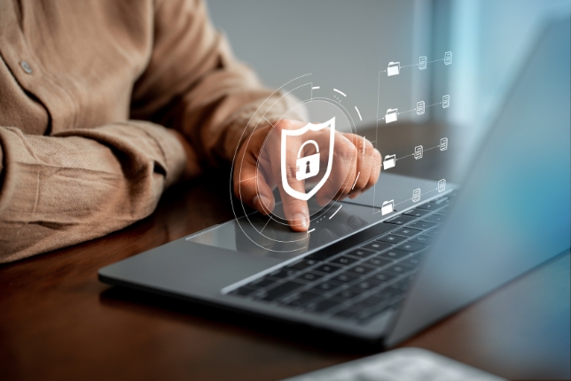 Schloss-Symbol schwebt über Laptop - ERP-System VS/4 schützt Daten optimal