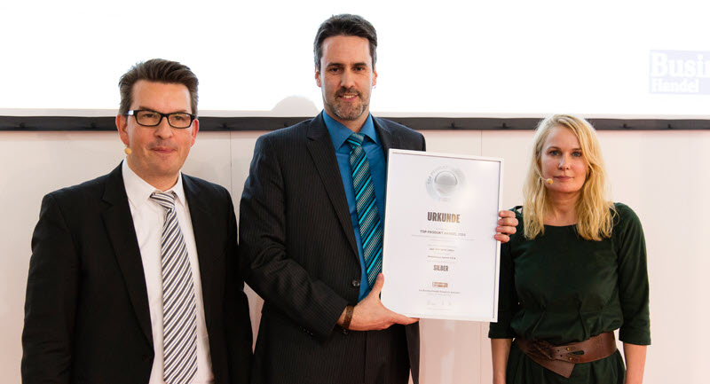 Andreas Brenk nimmt stolz den Preis Top Produkt Handel entgegen.