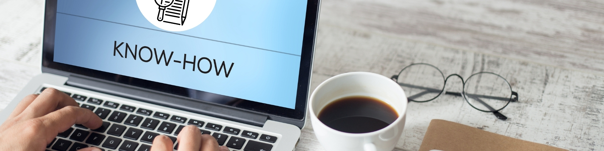 Mann tippt Know-how auf Laptop