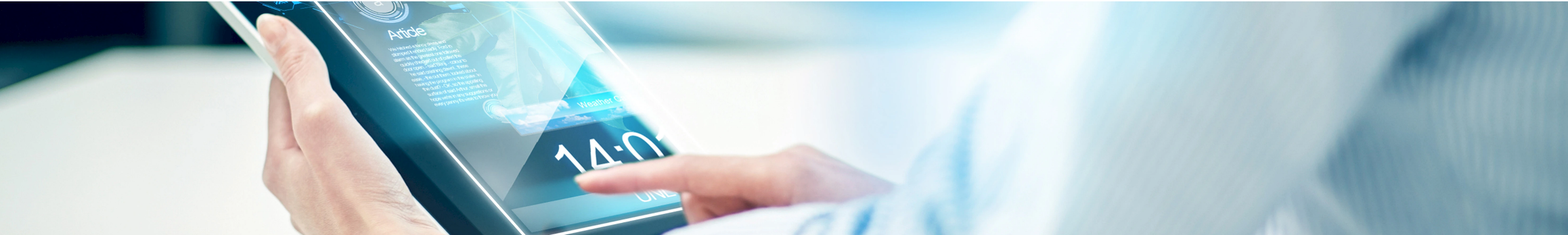 Person tippt auf Tablet