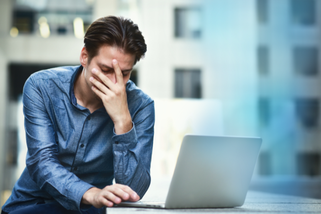 Generverter Mann am Laptop.