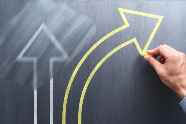 Wei&szlig;er Pfeil zeigt gerade aus, gelber Pfeil zeigt nach rechts.