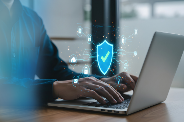 Sicherheits-Icon schwebt &uuml;ber einem Laptop