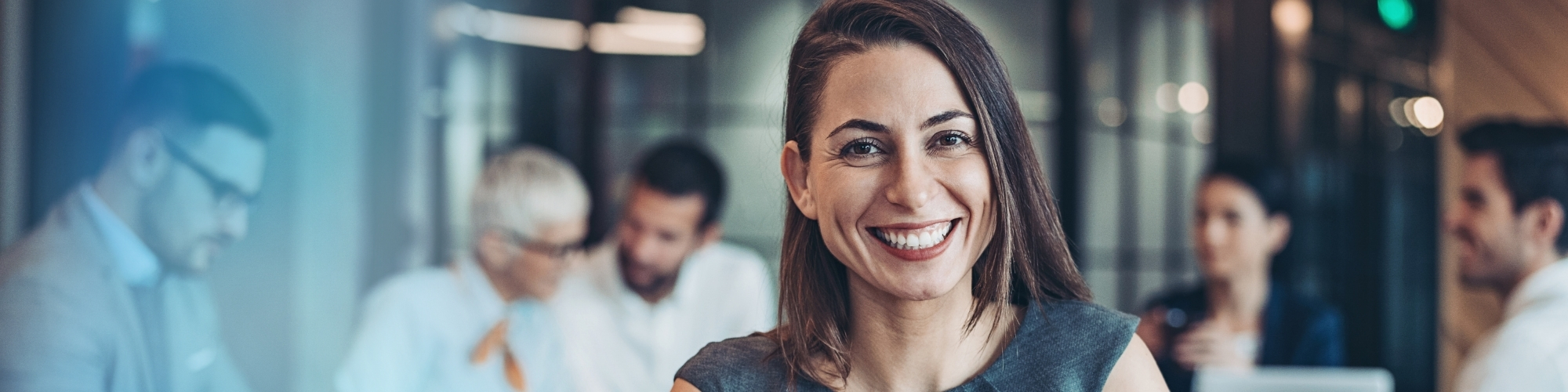 Freundliche Frau im Büro - kompetente Branchenlösungen von D&G-Software.