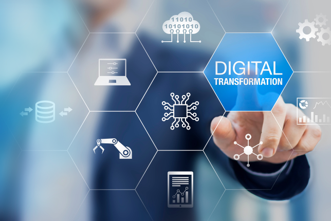 Eine Hand dr&uuml;ckt auf eine Kachel mit dem Text 