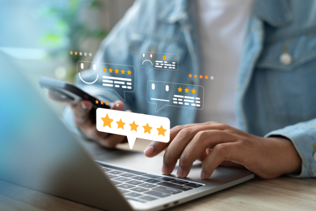 Person schreibt Bewertung auf Laptop.