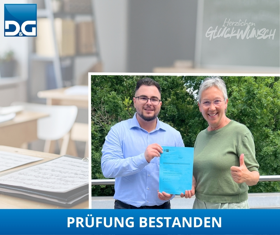 Collage mit Klassenzimmer im Hintergrund. Gesch&auml;ftsf&uuml;hrerin und Azubi halten Abschlusspr&uuml;fung in Hand