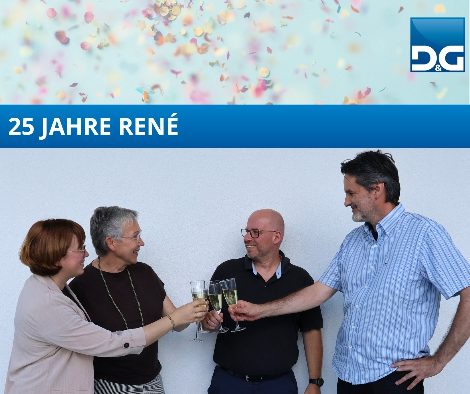 Gesch&auml;ftsleitung sto&szlig;t mit Sekt zum Jubil&auml;um mit Rene an