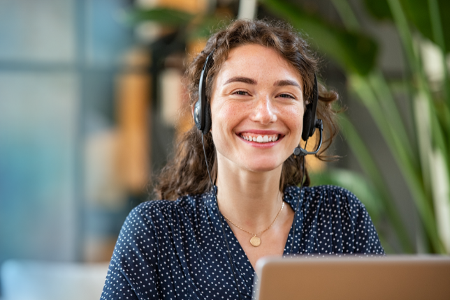 Frau mit Headset am PC - Karriere bei D&G-Software